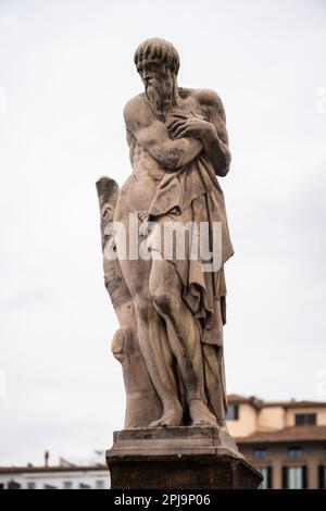 Winterstatue auf der Oltrarno-Seite der Ponte Santa Trinita über dem Fluss Arno, Florenz Stockfoto