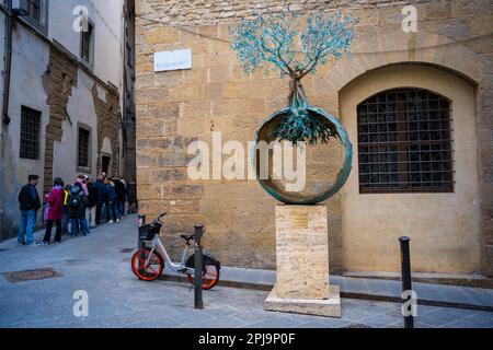 Albero della Pace (Baum des Friedens) eine Gedenkstätte an der Stelle, an der eine Autobombe der Mafia am 27. Mai 1993 explodierte und fünf Menschen tötete. Das Ziel waren die Uffizien. Stockfoto