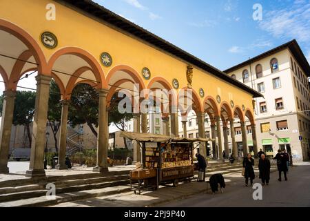 Loggia del Pesce, eine Rekonstruktion von Vasaris Loggia aus dem Jahr 1950er für die Fischhändler, die von Cosimo I aus der Ponte Vecchio verlegt wurden Stockfoto