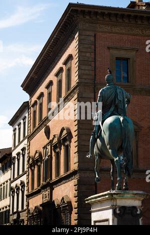 Giambolognas Reiterstatue des Großherzogs Ferdinando I de' Medici auf der Piazza della Santissima Annunziata in Florenz, Italien Stockfoto