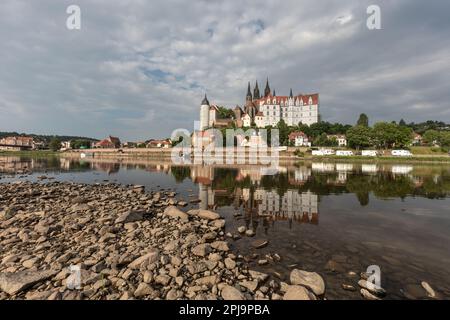 Die gotische und Renaissance-Burg Albrechtsburg ist heute ein Museum und eine gotische Kathedrale aus dem 13. Jahrhundert auf dem Turm des Schlosshügels, die sich in der ruhigen Elbe widerspiegelt. Meissen. Stockfoto