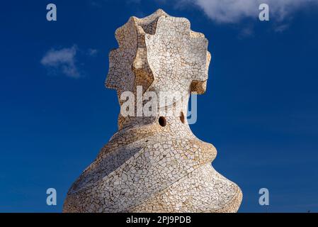 Eng: Oben auf dem Treppenhaus mit dem von Gaudí entworfenen 4-armigen Kreuz auf der Dachterrasse des Casa Milà - La Pedrera (Barcelona, Katalonien, Spanien) ESP: Stockfoto