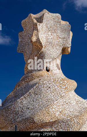 Oben auf dem Treppenhaus mit dem 4-armigen Kreuz, entworfen von Gaudí auf der Dachterrasse der Casa Milà - La Pedrera (Barcelona, Katalonien, Spanien) Stockfoto