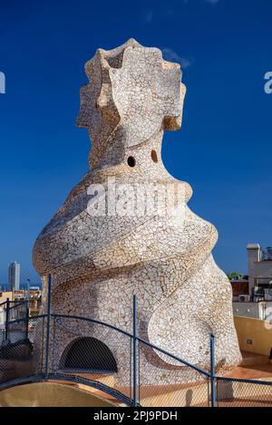 Oben auf dem Treppenhaus mit dem 4-armigen Kreuz, entworfen von Gaudí auf der Dachterrasse der Casa Milà - La Pedrera (Barcelona, Katalonien, Spanien) Stockfoto