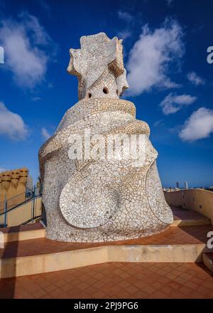 Oben auf dem Treppenhaus mit dem 4-armigen Kreuz, entworfen von Gaudí auf der Dachterrasse der Casa Milà - La Pedrera (Barcelona, Katalonien, Spanien) Stockfoto