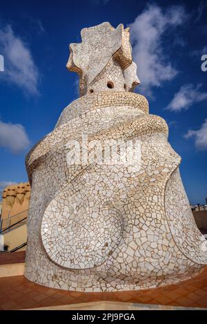 Oben auf dem Treppenhaus mit dem 4-armigen Kreuz, entworfen von Gaudí auf der Dachterrasse der Casa Milà - La Pedrera (Barcelona, Katalonien, Spanien) Stockfoto