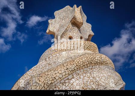 Oben auf dem Treppenhaus mit dem 4-armigen Kreuz, entworfen von Gaudí auf der Dachterrasse der Casa Milà - La Pedrera (Barcelona, Katalonien, Spanien) Stockfoto