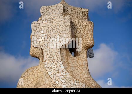 Oben auf dem Treppenhaus mit dem 4-armigen Kreuz, entworfen von Gaudí auf der Dachterrasse der Casa Milà - La Pedrera (Barcelona, Katalonien, Spanien) Stockfoto