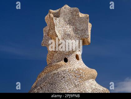 Oben auf dem Treppenhaus mit dem 4-armigen Kreuz, entworfen von Gaudí auf der Dachterrasse der Casa Milà - La Pedrera (Barcelona, Katalonien, Spanien) Stockfoto