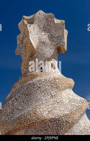 Oben auf dem Treppenhaus mit dem 4-armigen Kreuz, entworfen von Gaudí auf der Dachterrasse der Casa Milà - La Pedrera (Barcelona, Katalonien, Spanien) Stockfoto