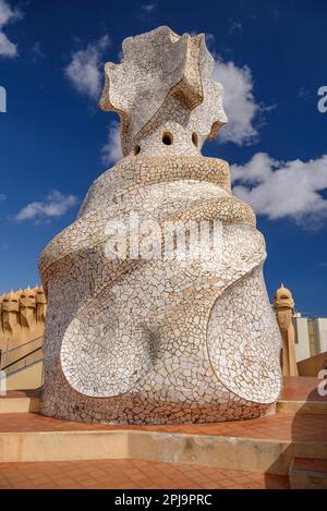 Oben auf dem Treppenhaus mit dem 4-armigen Kreuz, entworfen von Gaudí auf der Dachterrasse der Casa Milà - La Pedrera (Barcelona, Katalonien, Spanien) Stockfoto