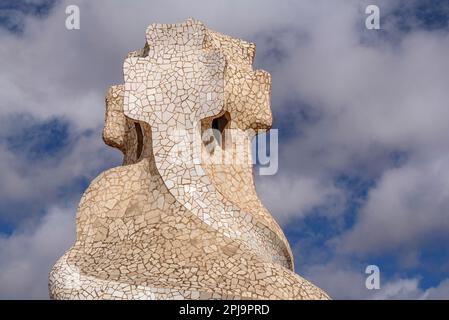 Oben auf dem Treppenhaus mit dem 4-armigen Kreuz, entworfen von Gaudí auf der Dachterrasse der Casa Milà - La Pedrera (Barcelona, Katalonien, Spanien) Stockfoto