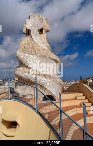 Oben auf dem Treppenhaus mit dem 4-armigen Kreuz, entworfen von Gaudí auf der Dachterrasse der Casa Milà - La Pedrera (Barcelona, Katalonien, Spanien) Stockfoto