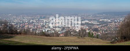 Panoramablick auf Banja Luka, entfernte Hügel verblassen im Dunst, Luftverschmutzung in der Stadt Stockfoto