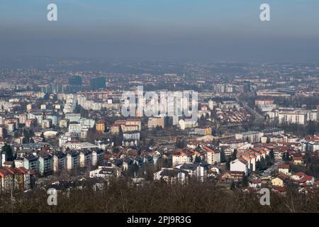 Stadtbild von Banja Luka an sonnigen Tagen, entfernter Hügel kaum sichtbar in trüber, verschmutzter Luft Stockfoto