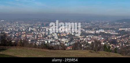 Panoramablick auf Banja Luka, entfernte Hügel verblassen im Dunst, Luftverschmutzung in der Stadt Stockfoto