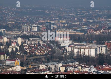 Stadtbild von Banja Luka an sonnigen Tagen, entfernter Hügel kaum sichtbar in trüber, verschmutzter Luft Stockfoto