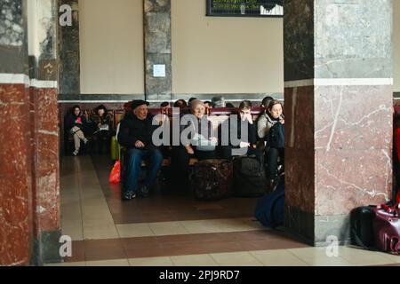 1. April 2023, Lemberg, Region Lemberg, Ukraine: Menschen warten in der Haupthalle auf ihren Zug. Leben im Hauptbahnhof von Lemberg, in der Westukraine, am 1. April 2023. Jeden Tag fahren zahlreiche Züge nach Osten und bringen Soldaten an die Front oder den Westen in Richtung Polen. Seit Beginn der russischen Invasion im Februar 2022 sind Züge ununterbrochen in Betrieb. (Kreditbild: © Adrien Fillon/ZUMA Press Wire) NUR REDAKTIONELLE VERWENDUNG! Nicht für den kommerziellen GEBRAUCH! Kredit: ZUMA Press, Inc./Alamy Live News Stockfoto