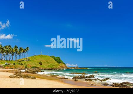 Christenhügel umringt vom Strand, Meer und den Felsen umgeben vom Meer und den Felsen am Barra Beach im Zentrum von Salvador in Bahia Stockfoto