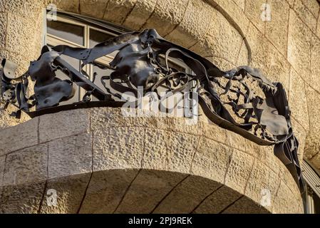 Schmiedeeiserne Details auf den Geländern von La Pedrera - Casa Milà, entworfen von Antoni Gaudí (Barcelona, Katalonien, Spanien) ESP: Detalles de hierro forjado Stockfoto