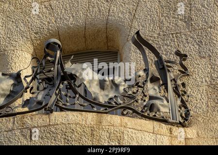 Schmiedeeiserne Details auf den Geländern von La Pedrera - Casa Milà, entworfen von Antoni Gaudí (Barcelona, Katalonien, Spanien) ESP: Detalles de hierro forjado Stockfoto