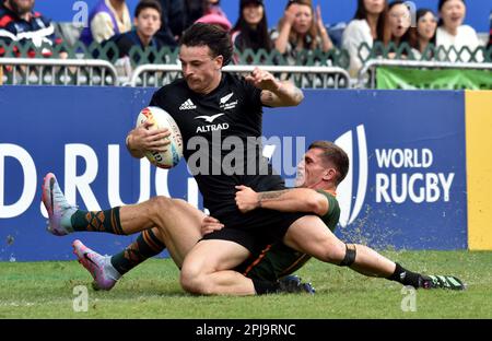 Hongkong. 1. April 2023. Leroy Carter (oben) aus Neuseeland spielt mit Ricardo Duarttee aus Südafrika während des Männer-Pool-D-Spiels bei der World Rugby Sevens Series 2023 in Südchina Hongkong am 1. April 2023. Kredit: Lo Ping Fai/Xinhua/Alamy Live News Stockfoto