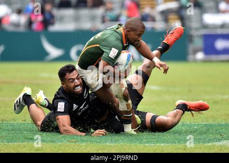 Hongkong. 1. April 2023. Shaun Williams (oben) aus Südafrika wird von Amanaki Nicole (L) aus Neuseeland während des Männerspiels Pool D bei der World Rugby Sevens Series 2023 in Südchina in Hongkong am 1. April 2023 angegriffen. Kredit: Lo Ping Fai/Xinhua/Alamy Live News Stockfoto