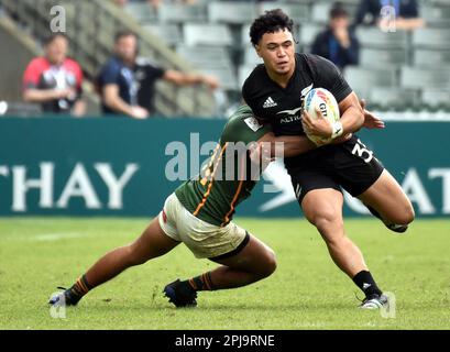 Hongkong. 1. April 2023. Xavier Tito-Harris (R) aus Neuseeland tritt am 1. April 2023 bei der World Rugby Sevens Series 2023 in Hongkong in Südchina beim Männer-Pool-D-Spiel zwischen Neuseeland und Südafrika gegeneinander an. Kredit: Lo Ping Fai/Xinhua/Alamy Live News Stockfoto