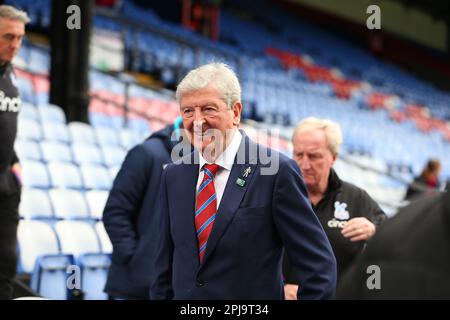 Selhurst Park, Selhurst, London, Großbritannien. 1. April 2023. Premier League Football, Crystal Palace gegen Leicester City; Crystal Palace neuer Manager Roy Hodgson trifft am Pitchside Credit: Action Plus Sports/Alamy Live News Stockfoto