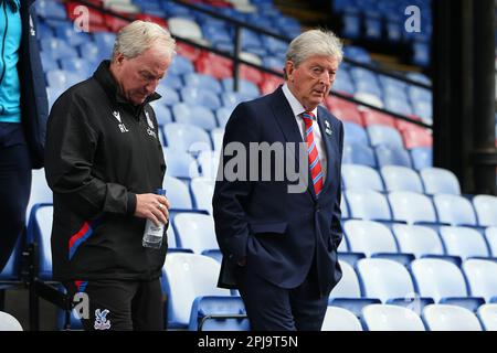 Selhurst Park, Selhurst, London, Großbritannien. 1. April 2023. Premier League Football, Crystal Palace gegen Leicester City; Crystal Palace neuer Manager Roy Hodgson trifft am Pitchside Credit: Action Plus Sports/Alamy Live News Stockfoto