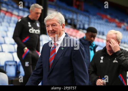 Selhurst Park, Selhurst, London, Großbritannien. 1. April 2023. Premier League Football, Crystal Palace gegen Leicester City; Crystal Palace neuer Manager Roy Hodgson trifft am Pitchside Credit: Action Plus Sports/Alamy Live News Stockfoto