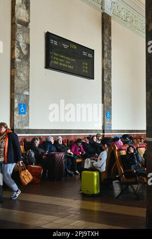 1. April 2023, Lemberg, Region Lemberg, Ukraine: Menschen warten in der Haupthalle auf ihren Zug. Leben im Hauptbahnhof von Lemberg, in der Westukraine, am 1. April 2023. Jeden Tag fahren zahlreiche Züge nach Osten und bringen Soldaten an die Front oder den Westen in Richtung Polen. Seit Beginn der russischen Invasion im Februar 2022 sind Züge ununterbrochen in Betrieb. (Kreditbild: © Adrien Fillon/ZUMA Press Wire) NUR REDAKTIONELLE VERWENDUNG! Nicht für den kommerziellen GEBRAUCH! Kredit: ZUMA Press, Inc./Alamy Live News Stockfoto