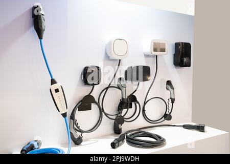 Viele Ladestationen für Elektrofahrzeuge an der Wand. Hochwertiges Foto Stockfoto