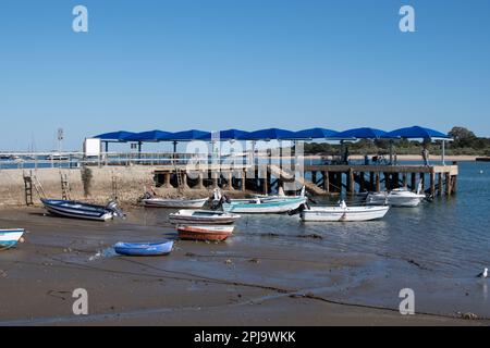 TAVIRA, PORTUGAL - 1. März 2023: Fährterminal Cais das Quatro Águas und Insel Tavira im Hintergrund. Stockfoto