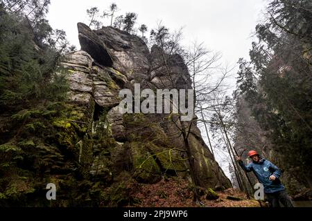 Hrensko, Tschechische Republik. 01. April 2023. Eröffnung der Tourismussaison in Hrensko in der Region Decin mit dem Betrieb von Booten auf dem Fluss Kamenice; Die aufgrund der Folgen des massiven Feuers im Tschechischen Schweizer Nationalpark im letzten Jahr nur vom unteren Dock in der Divoka-Schlucht im Kreisverkehr segeln, 1. April 2023, Decin-Region. Der Fährmann Tomas Sabol trägt die ersten Touristen auf dem Boot. Kredit: Ondrej Hajek/CTK Photo/Alamy Live News Stockfoto