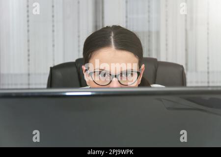 Stilvolle, wunderschöne weibliche Managerin, die lächelt und an Finanz- und Marketingprojekten arbeitet Stockfoto