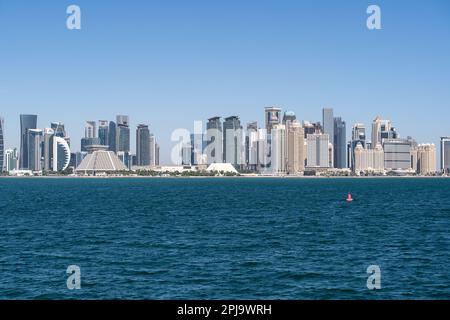 Doha, Katar - 18. März 2023: Blick auf die Skyline von Doha vom alten Hafen von Doha (Stadtteil Mina) in Doha, Katar Stockfoto