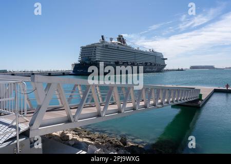 Doha, Katar - 18. März 2023: Luxuriöses Kreuzfahrtschiff Mein Schiff 6 legt an der Anlegestelle im Hafen von Doha, Katar an. Stockfoto