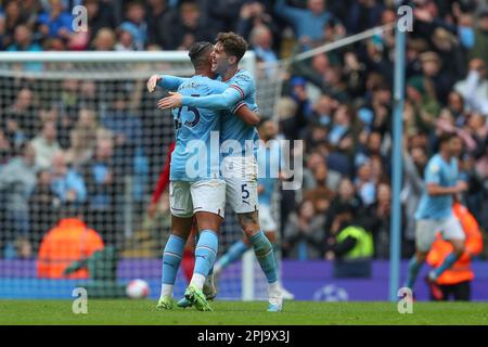 Manuel Akanji #25 von Manchester City und John Stones #5 von Manchester City feiert Jack Grealish #10 von Manchester City. Ziel für das 4.-1during. Spiel Manchester City gegen Liverpool im Etihad Stadium, Manchester, Großbritannien, 1. April 2023 (Foto von Gareth Evans/News Images) Stockfoto