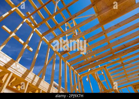 Unter Verwendung eines vorhandenen Rahmens wird ein Rahmen für Holzdachträger verwendet, um das Dach des neu gebauten Stielhauses zu stützen Stockfoto
