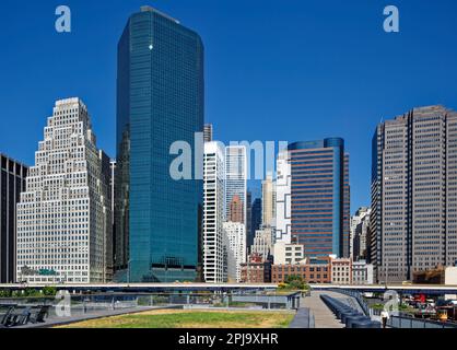 Juli 2015 Blick vom East River Pier 15: 120 Wall Street, 180 Maiden Lane, 175 Water Steet (AIG Bldg.), 199 Water Street (One Seaport Plaza). Stockfoto