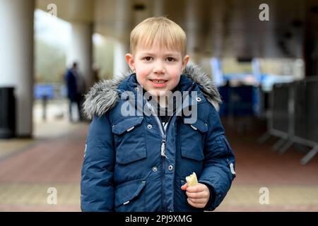 Huddersfield, Großbritannien. 01. April 2023. Middlesbrough-Fan trifft in Huddersfield vor dem Sky Bet Championship-Spiel Huddersfield Town vs Middlesbrough im John Smith's Stadium, Huddersfield, Großbritannien, 1. April 2023 (Foto von Ben Roberts/News Images) in Huddersfield, Großbritannien, am 4./1. April 2023 ein. (Foto: Ben Roberts/News Images/Sipa USA) Guthaben: SIPA USA/Alamy Live News Stockfoto