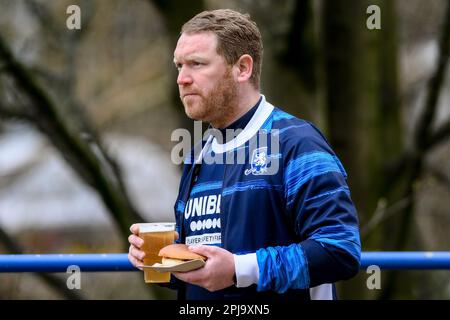 Huddersfield, Großbritannien. 01. April 2023. Middlesbrough-Fan trifft in Huddersfield vor dem Sky Bet Championship-Spiel Huddersfield Town vs Middlesbrough im John Smith's Stadium, Huddersfield, Großbritannien, 1. April 2023 (Foto von Ben Roberts/News Images) in Huddersfield, Großbritannien, am 4./1. April 2023 ein. (Foto: Ben Roberts/News Images/Sipa USA) Guthaben: SIPA USA/Alamy Live News Stockfoto