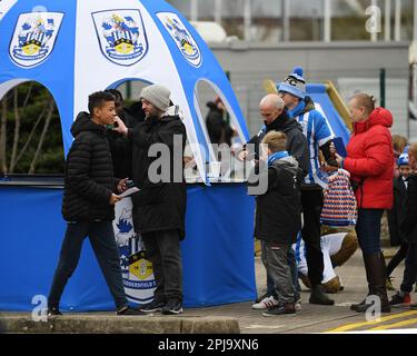 Huddersfield, Großbritannien. 1. April 2023. Huddersfield-Fans vor dem Sky Bet Championship-Spiel im John Smith's Stadium, Huddersfield. Der Bildausdruck sollte lauten: Gary Oakley/Sportimage Credit: Sportimage/Alamy Live News Stockfoto