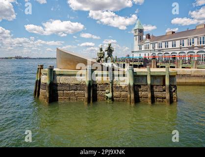 American Merchant Mariners Memorial im Battery Park. Pier A, Hudson River, der letzte überlebende Pier in New York City, befindet sich im Hintergrund. Stockfoto