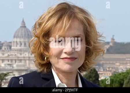 Rom, Italien. 01. April 2023. Isabelle Huppert besucht die Fotogelegenheit des Films „La Syndacaliste“ auf der Terrasse des Sofitel Hotels. Kredit: SOPA Images Limited/Alamy Live News Stockfoto