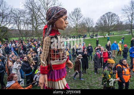 London UK, 1. April 2023. Little Amal eine 3,5m animatronische Riesenpuppe eines 10 Jahre alten syrischen Flüchtlingsmädchens wird während des gesponserten Spaziergangs auf Hampstead Heath von Menschenmassen begrüßt. Little Amal ist in 13 Ländern über 9.000km km gereist und ist zu einem globalen Symbol der Menschenrechte geworden, das vertriebene Kinder repräsentiert, die vor Krieg, Gewalt und Verfolgung fliehen, die von ihren Familien getrennt worden waren. Kredit: amer Ghazzal/Alamy Live. Nachrichten Stockfoto