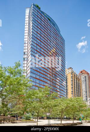 Visionaire ist eine Wohnwohnung in einem Hochhaus in Battery Park City mit einer unverwechselbaren geschwungenen Glasfassade, die von horizontalen roten Streifen akzentuiert wird. Stockfoto