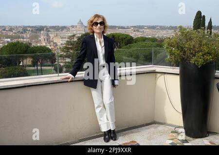 Rom, Italien. 01. April 2023. Isabelle Huppert besucht die Fotogelegenheit des Films „La Syndacaliste“ auf der Terrasse des Sofitel Hotels. Kredit: SOPA Images Limited/Alamy Live News Stockfoto