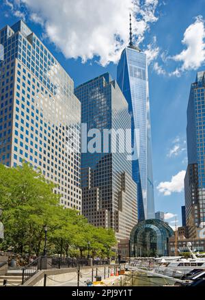 Das One World Trade Center ragt über den Gebäuden des Brookfield Place und des World Financial Center in Manhattans Battery Park City. Stockfoto